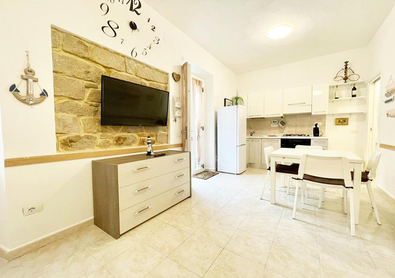 Pgs Immobiliare Srls Residenza Marino Bilocale In Centro Storico La Maddalena Appartement La Maddalena  Buitenkant foto